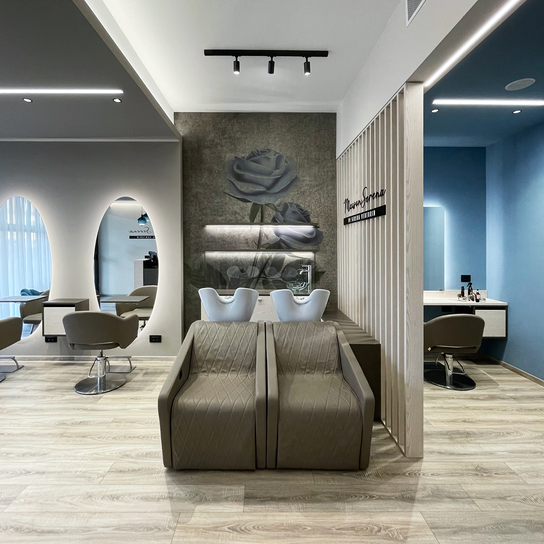 immagine dei due lavaggi beige dentro al salone e si intravede la zona stilistica con tutte le poltrone